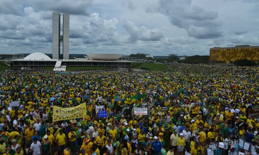 Brasil sai de campo e vai para as urnas: como futebol e política se relacionam? 2 camisa-verde-e-amarela-foi-cooptada-pela-extrema-direita-em-prostestos-por-golpe-contra-presidenta-dilma-rousseff./-foto-jose-cruz/agencia-brasil.-tvt-news