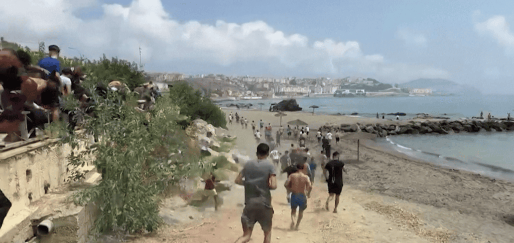 Espanha recebe cerca de 50 mil migrantes que vieram de Marrocos em um dia 2 espanha-recebe-cerca-de-50-mil-imigrantes-que-vieram-de-marrocos-em-um-dia-milhares-de-imigrantes-atravessam-a-fronteira-de-ceuta-na-espanha-afp-tvt-news