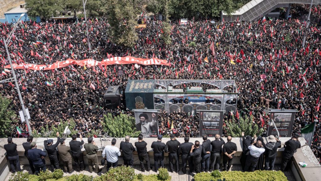 multidoes-cercam-o-comboio-que-transporta-os-caixoes-do-assassinado-lider-supremo-do-ira-ali-khamenei-e-de-membros-de-sua-familia-em-procissao-funebre-perto-da-praca-azadi-em-teera-em-6-de-julho-de-2026-foto-afp