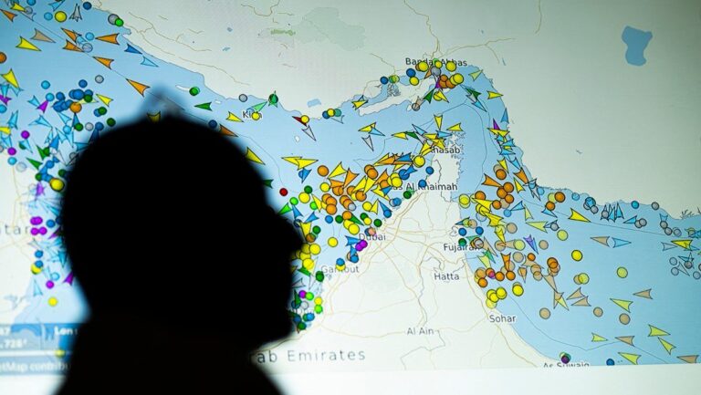 ataque-dos-eua-leia-repercussoes-mundiais-o-estreito-de-ormuz-esta-localizado-entre-o-sul-do-ira-e-o-norte-dos-emirados-arabes-unidos-e-oma-e-e-a-principal-rota-de-exportacao-de-petroleo-dos-paises-do-golfo-foto-tvt-news-tvt-news