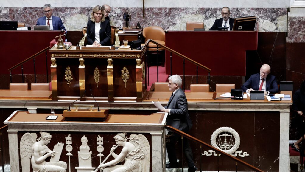 eutanasia-parlamento-da-franca-aprova-lei-sobre-morte-assistida-o-deputado-frederic-valletoux-do-partido-horizons-independentes-e-presidente-da-comissao-de-assuntos-sociais-chega-para-discursar-aos-parlamentares-durante-a-sessao-de-votacao-do-projeto-de-lei-sobre-a-morte-assistida-na-assembleia-nacional-a-camara-baixa-do-parlamento-frances-em-paris-em-15-de-julho-de-2026-stephane-de-sakutin-afp-tvt-news