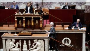 Da Redação 13 eutanasia-parlamento-da-franca-aprova-lei-sobre-morte-assistida-o-deputado-frederic-valletoux-do-partido-horizons-independentes-e-presidente-da-comissao-de-assuntos-sociais-chega-para-discursar-aos-parlamentares-durante-a-sessao-de-votacao-do-projeto-de-lei-sobre-a-morte-assistida-na-assembleia-nacional-a-camara-baixa-do-parlamento-frances-em-paris-em-15-de-julho-de-2026-stephane-de-sakutin-afp-tvt-news