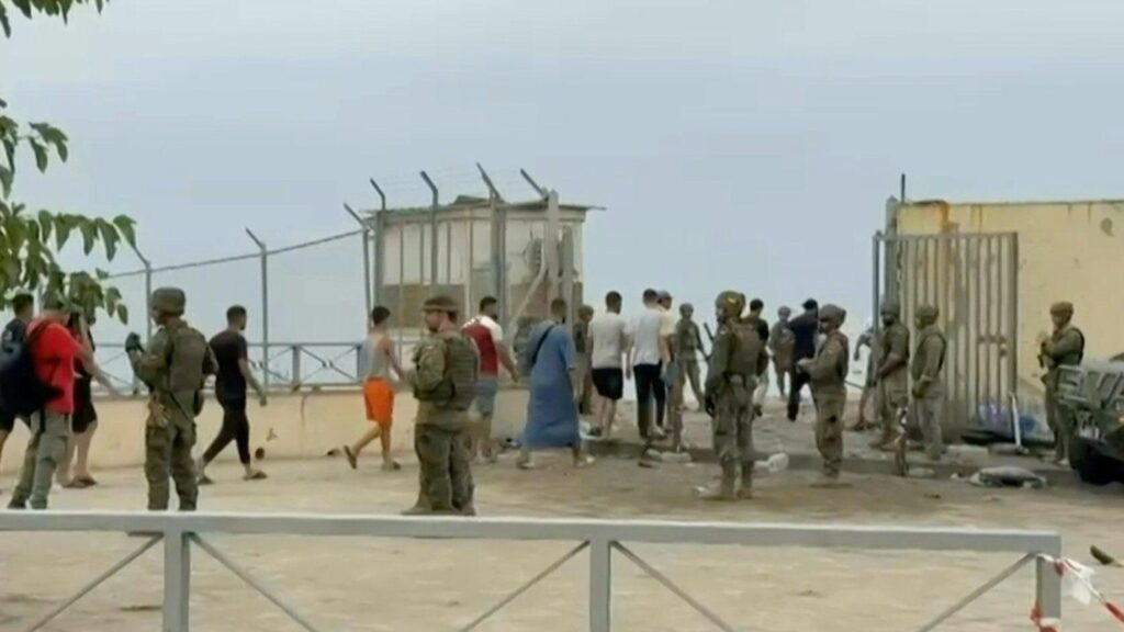 Espanha recebe cerca de 50 mil migrantes que vieram de Marrocos em um dia 1 espanha-recebe-cerca-de-50-mil-imigrantes-que-vieram-de-marrocos-em-um-dia-ceuta-migrantes-retornam-ao-marrocos-apos-atravessarem-a-fronteira-com-a-espanha-lucia-diaz-afptv-afp-tvt-news