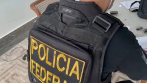 Da Redação 12 operacao-nacional-contra-faccoes-cumpre-274-mandados-em-16-estados-de-acordo-com-a-pf-sao-181-mandados-de-busca-e-apreensao-93-de-prisao-alem-de-outras-medidas-cautelares-foto-operacao-corona-policia-federal-tvt-news