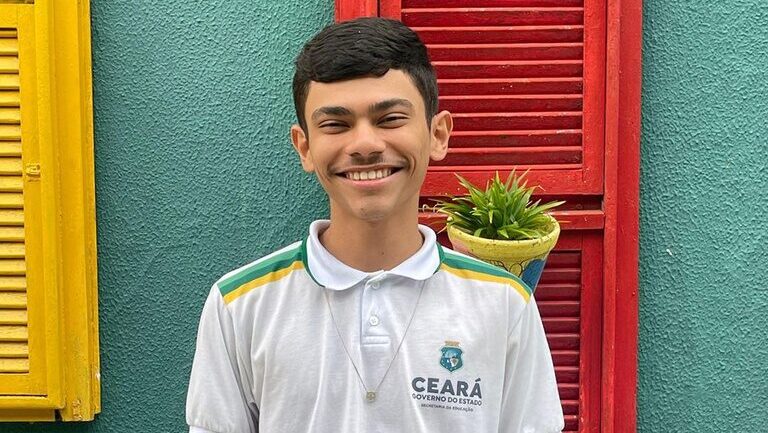 TVTNews 7 aluno-do-3o-ano-do-ensino-medio-na-escola-estadual-de-educacao-profissional-joaquim-moreira-de-sousa-em-fortaleza-angelo-ve-impacto-positivo-na-lei-restringindo-celular-nas-escolas-foto-arquivo-pessoal