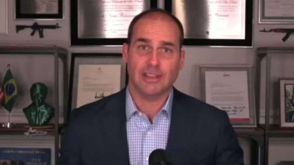 pf-decide-demitir-eduardo-bolsonaro-por-abandono-de-cargo-segundo-a-corporacao-eduardo-permaneceu-nos-estados-unidos-desde-o-inicio-de-2025-acumulando-faltas-injustificadas-foto-reproducao-redes-sociais-tvt-news