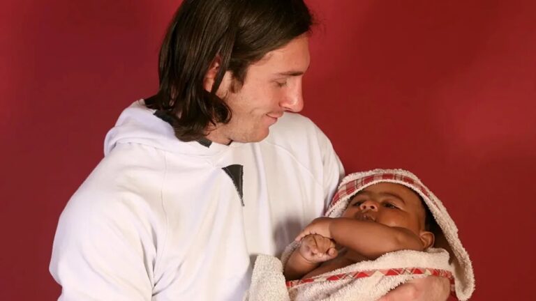 TVTNews 4 conheca-a-historia-da-foto-de-messi-dando-banho-em-yamal-messi-segura-lamine-yamal-foto-joan-monfort-tvt-news