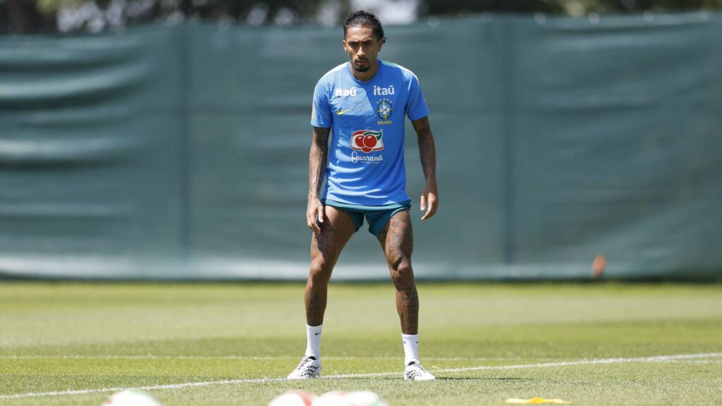 festejado-raphinha-treina-e-se-aproxima-de-retorno-a-copa-do-mundo-volta-do-camisa-11-teve-aplausos-e-o-tradicional-corredor-polonês-foto-cbf-divulgacao-tvt-news