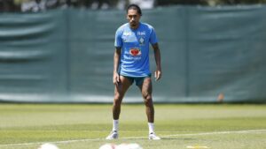 festejado-raphinha-treina-e-se-aproxima-de-retorno-a-copa-do-mundo-volta-do-camisa-11-teve-aplausos-e-o-tradicional-corredor-polonês-foto-cbf-divulgacao-tvt-news