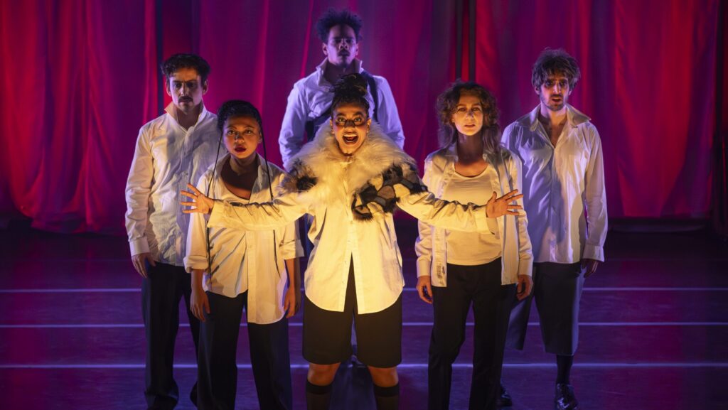peca-seis-atores-em-busca-de-sergio-cardoso-celebra-o-centenario-de-um-dos-maiores-nomes-do-teatro-brasileiro-no-itau-cultural-foto-adriano-escanhuela-teatro-sergio-cardoso-divulgacao