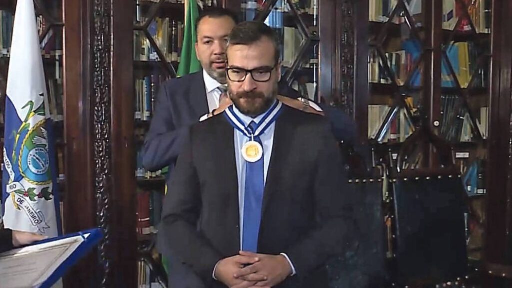 Márcio Canella coloca a Medalha Tiradentes no delegado Marcus Amim, alvos da operação. Foto: Divulgação/Alerj Márcio Canella coloca a Medalha Tiradentes no delegado Marcus Amim, alvos da operação. Foto: Divulgação/Alerj TVT News