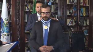 TVTNews 25 Márcio Canella coloca a Medalha Tiradentes no delegado Marcus Amim, alvos da operação. Foto: Divulgação/Alerj Márcio Canella coloca a Medalha Tiradentes no delegado Marcus Amim, alvos da operação. Foto: Divulgação/Alerj TVT News