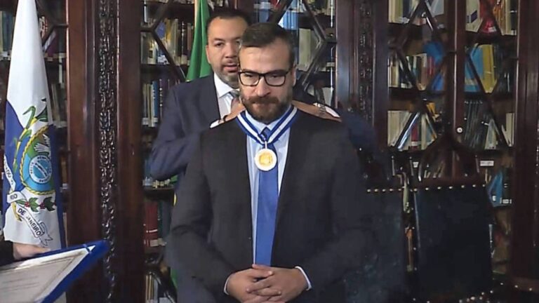 TVTNews 7 Márcio Canella coloca a Medalha Tiradentes no delegado Marcus Amim, alvos da operação. Foto: Divulgação/Alerj Márcio Canella coloca a Medalha Tiradentes no delegado Marcus Amim, alvos da operação. Foto: Divulgação/Alerj TVT News