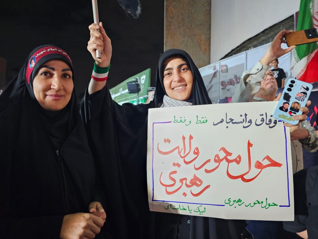 Irã: a guerra das crianças 1 ira-a-guerra-das-criancas-criancas-maria-a-dir-e-uma-amiga-durante-as-cerimonias-funebres-do-aiatola-ali-khamenei-foto-laura-capriglione-tvt-news