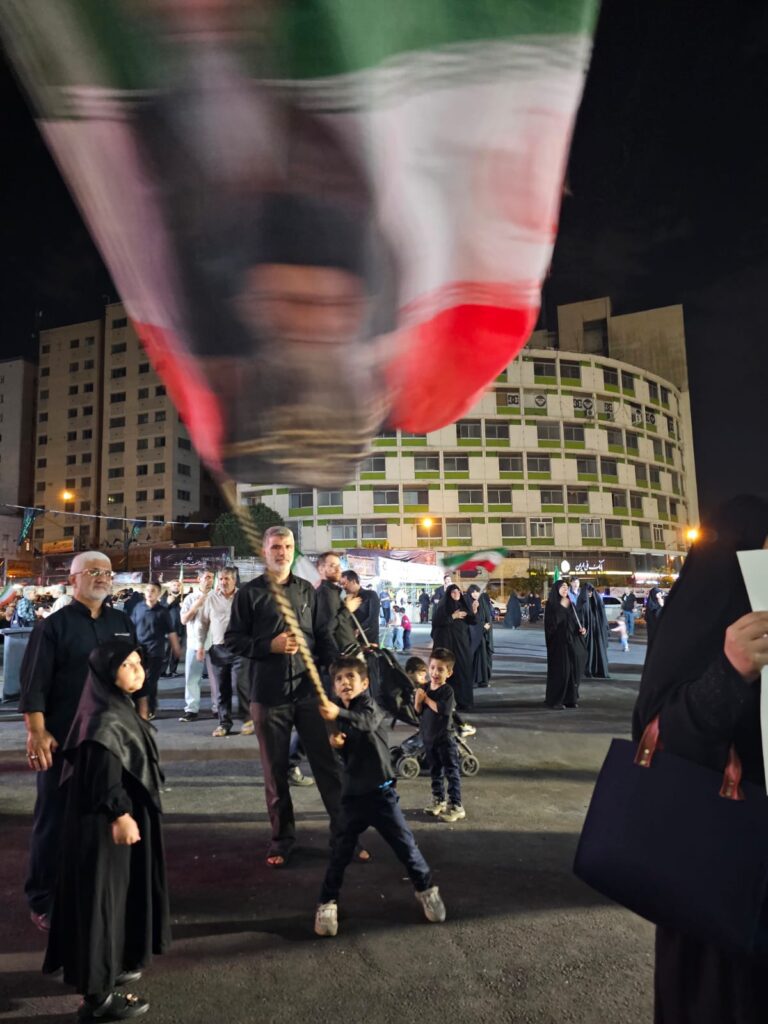 Irã: a guerra das crianças 2 Irã-a-guerra-das-crianças-Criança-balança-bandeira-de-mastro-homenageando-o-aiatolá-Ali-Khamenei-em-Teraã–Foto-Laura-Capriglione-TVT-News