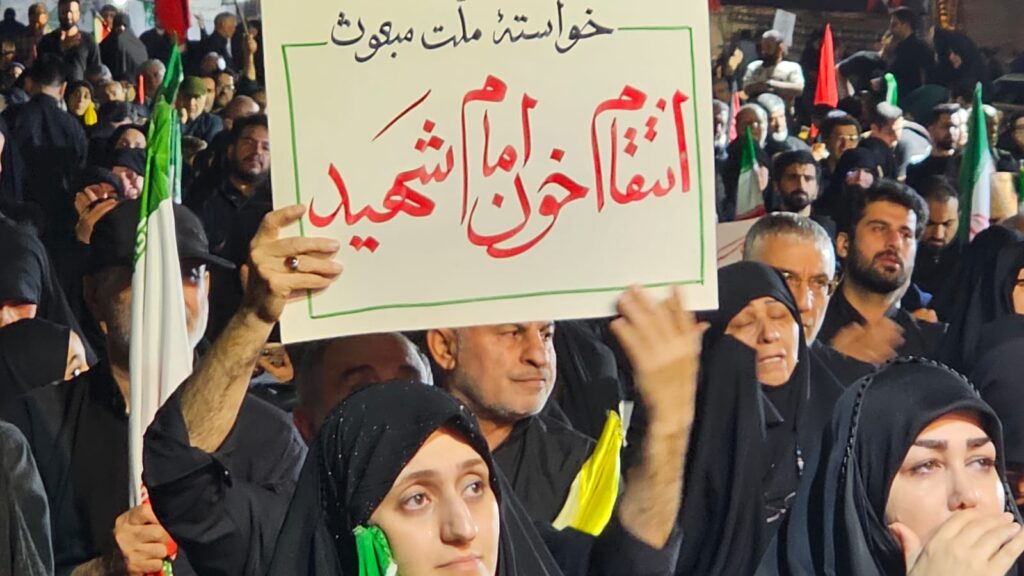 ira-a-guerra-das-criancas-nos-vingaremos-do-sangue-derramado-do-nosso-iman-martirizado-diz-cartaz-em-cerimonia-funebre-do-aiatola-ali-khamenei-em-teraa-foto-laura-capriglione-tvt-news