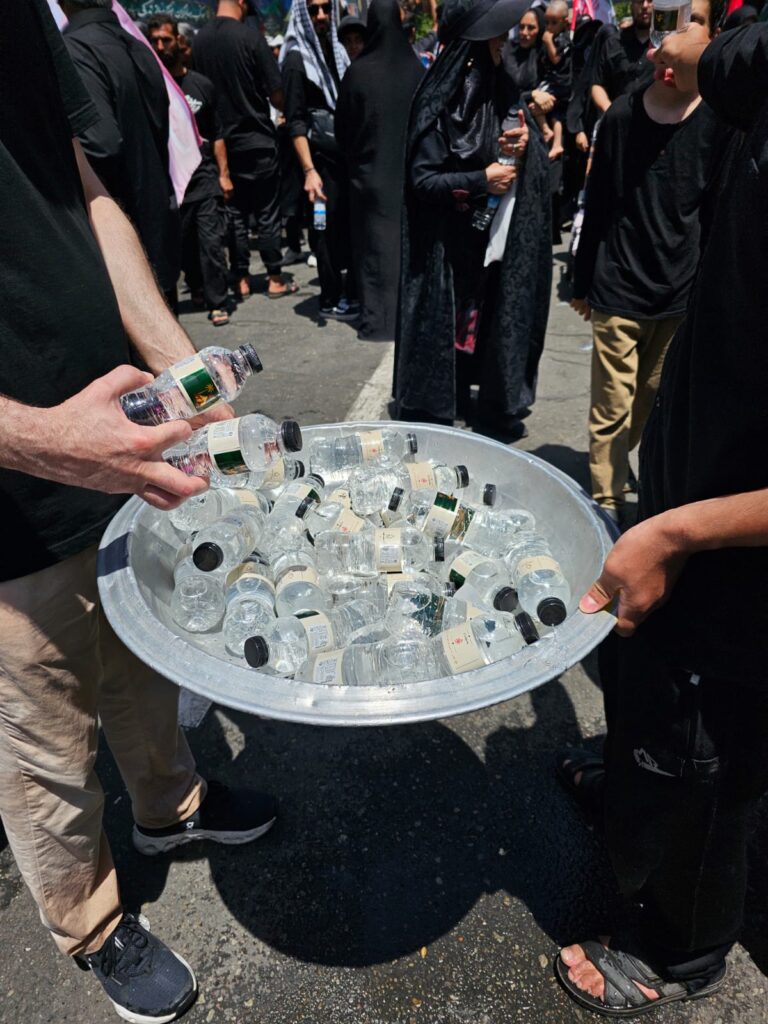 O Irã que derrotou Trump se despede de Ali Khamenei e se torna campeão da luta antiimperialista 3 distribuicao-de-agua-gratuitamente-para-aplacar-sensacao-termica-de-ate-40oc-foto-laura-capriglione-tvt