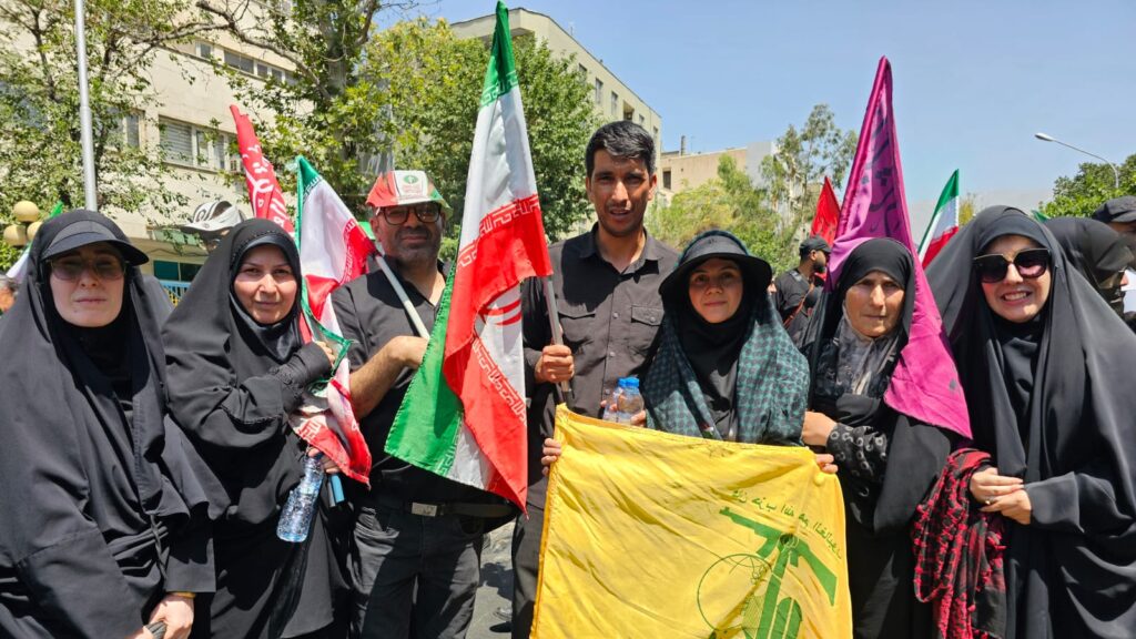 O Irã que derrotou Trump se despede de Ali Khamenei e se torna campeão da luta antiimperialista 2 familia-com-a-bandeira-do-hezbollah-milicia-xiita-do-libano-contra-a-invasao-israelense-foto-laura-capriglione-tvt