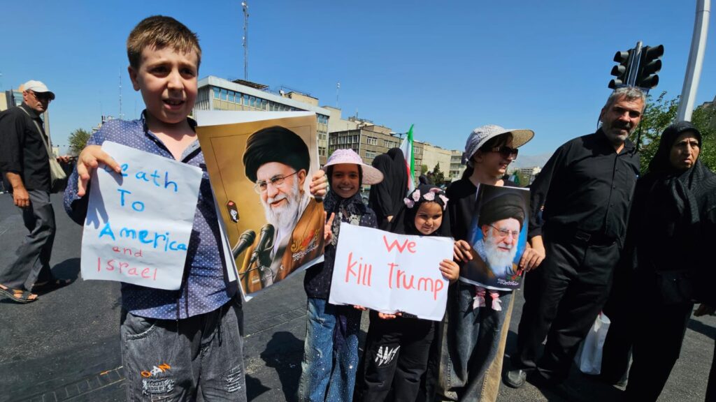 O Irã que derrotou Trump se despede de Ali Khamenei e se torna campeão da luta antiimperialista 5 criancas-com-placas-em-protesto-a-donald-trump-e-israel-foto-laura-capriglione-tvt