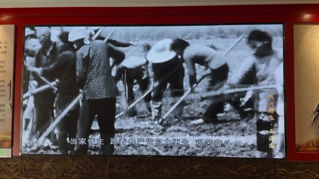 fome-e-miseria-em-ningxia-imagens-documentais-exibidas-no-parque-memorial-de-jiangtaibu-foto-talita-galli-tvt-news