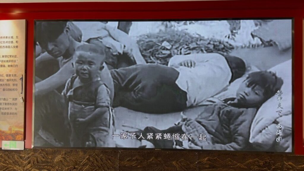 fome-e-miseria-em-ningxia-imagens-documentais-exibidas-no-parque-memorial-de-jiangtaibu-foto-talita-galli-tvt-news