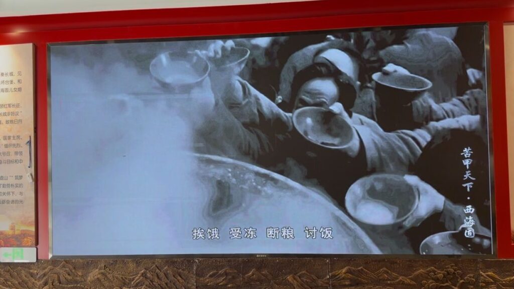 fome-e-miseria-em-ningxia-imagens-documentais-exibidas-no-parque-memorial-de-jiangtaibu-foto-talita-galli-tvt-news