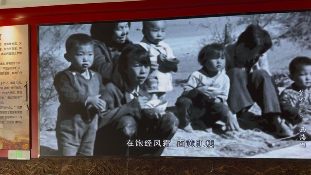 fome-e-miseria-em-ningxia-imagens-documentais-exibidas-no-parque-memorial-de-jiangtaibu-foto-talita-galli-tvt-news