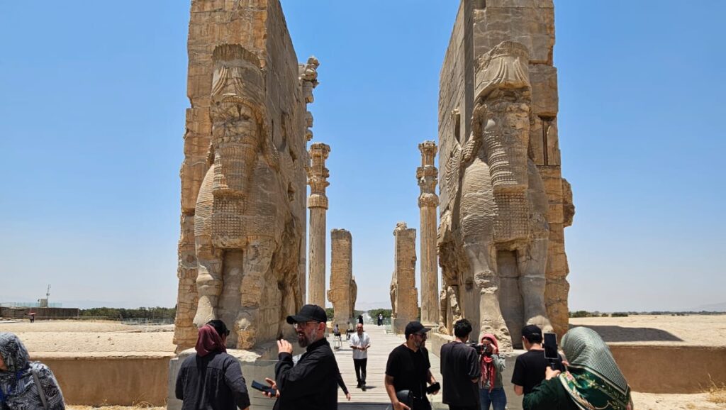 persepolis-terra-do-povo-persa-cenario-da-grandeza-dos-reis-dario-e-ciro-foto-laura-capriglione