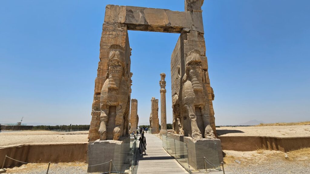persepolis-terra-do-povo-persa-cenario-da-grandeza-dos-reis-dario-e-ciro-foto-laura-capriglione