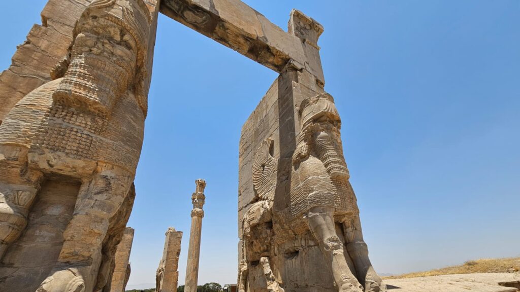 persepolis-terra-do-povo-persa-cenario-da-grandeza-dos-reis-dario-e-ciro-foto-laura-capriglione