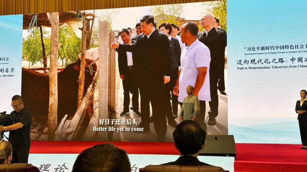 EXCLUSIVO: Nova Exportação da China: A eliminação da extrema pobreza 6 seminario-internacional-sobre-o-pensamento-de-xi-jinping-sobre-o-socialismo-com-caracteristicas-chinesas-para-uma-nova-era-e-sua-relevancia-para-o-mundo-foto-talita-galli-tvt-news