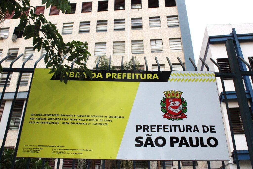 Trabalhadores cobram redução de poeira e barulho em obras no Hospital do Servidor Municipal 3 primeira-foto-feita,-as-8h-(07/07)-mostra-um-prazo-de-entrega,-alterado-por-funcionario-com-uso-de-tarja-minutos-depois./-fotos---cecilia-figueiredo---tvt-news