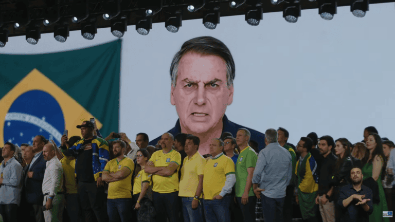 video-de-ia-de-jair-bolsonaro-na-convencao-do-pl-que-oficializou-candidatura-de-flavio-bolsonaro-a-presidencia-acende-discussao-sobre-novas-tecnologias-nas-eleicoes-de-2026-foto-reproducao-redes-sociais