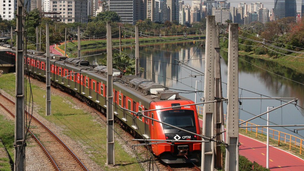 cptm-expande-pagamento-por-pix-para-as-linhas-11-coral-12-safira-e-13-jade-trem-da-companhia-paulista-de-trens-metropolitanos-cptm-na-marginal-pinheiros-foto-rovena-rosa/agencia-brasil-tvt-news