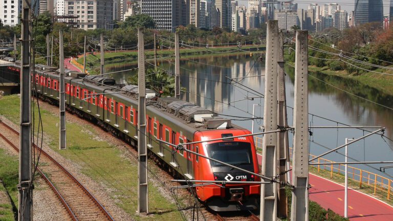 cptm-expande-pagamento-por-pix-para-as-linhas-11-coral-12-safira-e-13-jade-trem-da-companhia-paulista-de-trens-metropolitanos-cptm-na-marginal-pinheiros-foto-rovena-rosa/agencia-brasil-tvt-news