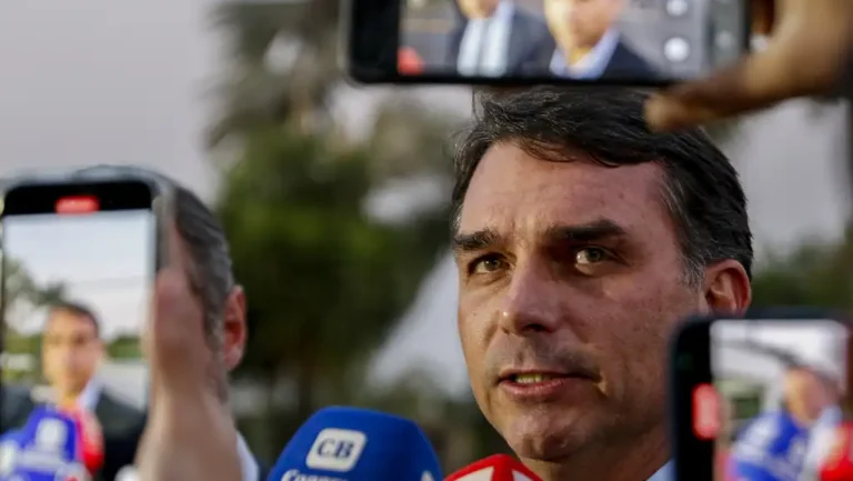 pf-avalia-incluir-flavio-bolsonaro-em-lista-da-interpol-para-rastrear-dinheiro-do-filme-dark-horse-tvt-news