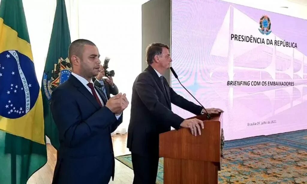 Flávio Bolsonaro urnas embaixadores