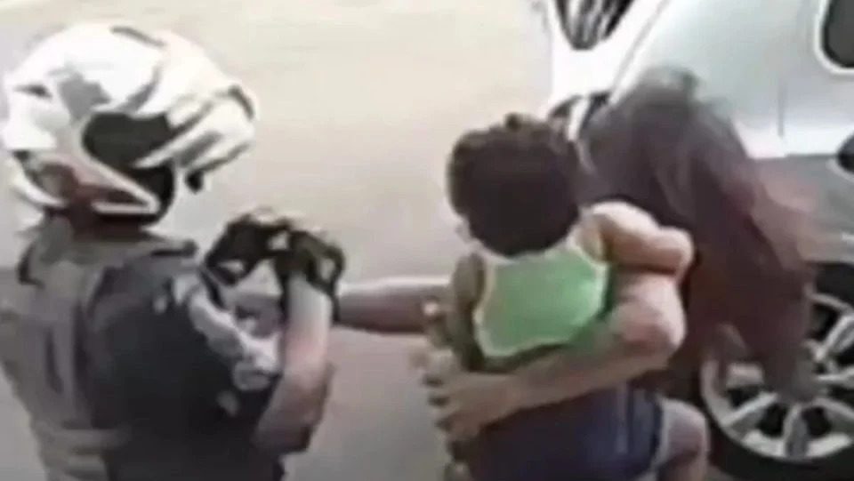 imagens-de-cameras-de-seguranca-flagraram-pm-agredindo-com-um-soco-mulher-com-crianca-de-colo-durante-abordagem-em-adega-no-jardim-amorim-em-sorocaba-sp-foto-reproducao-cameras-de-seguranca