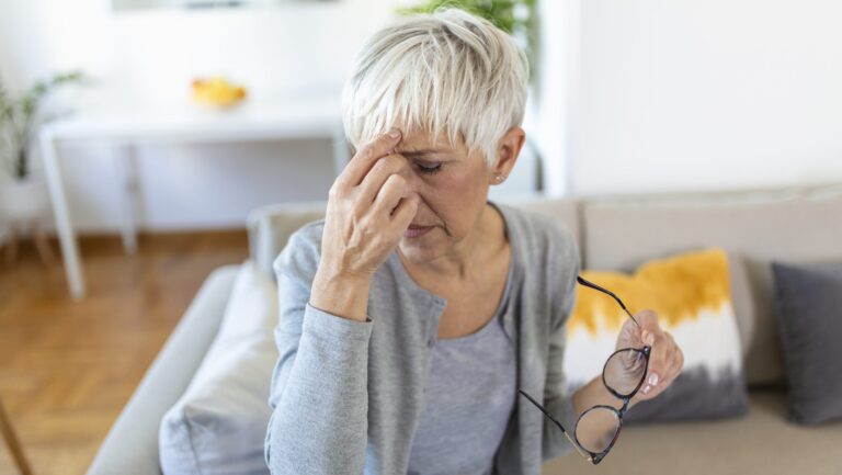 pesquisadora-mostra-por-que-produzir-mais-lagrima-pode-nao-resolver-os-sintomas-oculares-na-menopausa-foto-reproducao-magnific