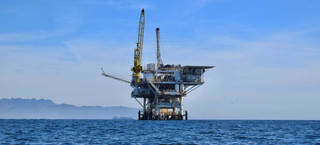 Líder da ONU pede fim dos ataques entre Estados Unidos e Irã 1 plataforma-de-petroleo-offshore-foto-unsplash-zach-theo-onu