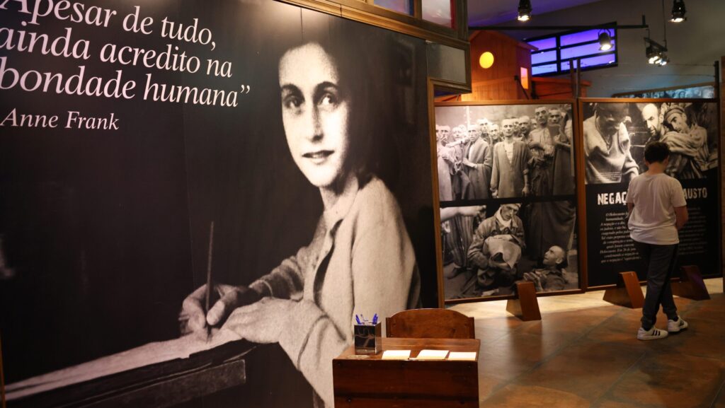 Educadora de SP é afastada após recomendar biografias de Hitler e Mussolini 1 educadora-de-sp-e-afastada-apos-recomendar-biografias-de-hitler-e-mussolini-sao-paulo-sp-22-01-2026-exposicao-permanente-do-memorial-do-holocausto-de-sao-paulo-foto-rovena-rosa-agencia-brasil-tvt-news