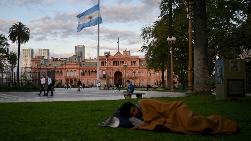 endividados-para-sobreviver-argentinos-se-afundam-na-inadimplencia-tvt-news