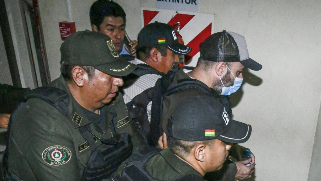 Fernando Cerimedo, guru de Flávio Bolsonaro, é preso na Bolívia por atentado contra ex-companheira 3 fernando-cerimedo-guru-da-extrema-direita-ligado-a-bolsonaro-foi-preso-na-bolivia-apos-ataque-a-ex-companheira-senador-flavio-bolsonaro-tvt-news