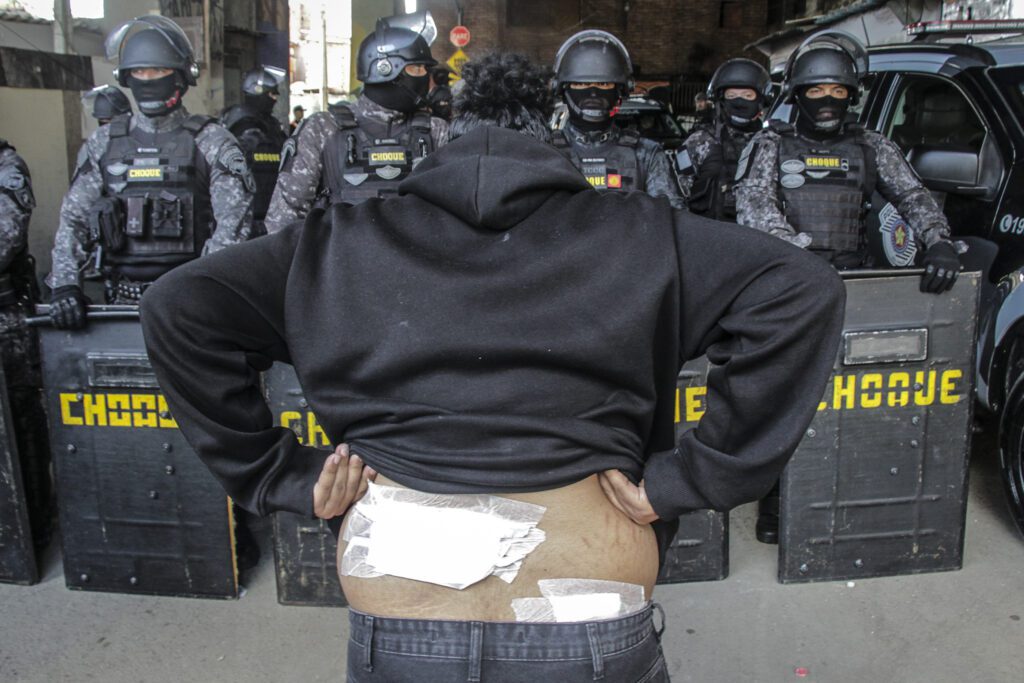 o-que-aconteceu-nos-debates-para-governador-everson-e-ator-e-morava-no-moinho-filho-da-cintia-que-tinha-uma-padaria-na-favela-na-epoca-trabalhava-no-sesc-bom-retiro-no-dia-anterior-a-foto-everson-levou-um-tiro-de-bala-de-borracha-da-policia-dentro-da-favela-durante-seu-horario-de-almoco-do-trabalho-14-de-maio-de-2025-foto-emanuela-godoy-tvt-news-tvt-news