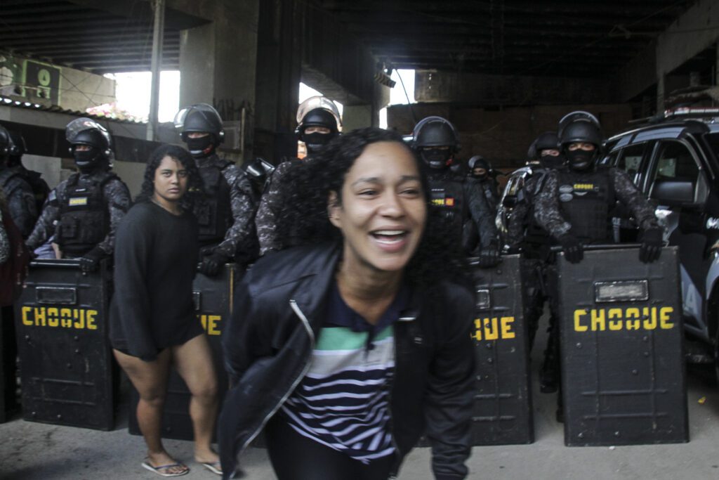 o-que-aconteceu-nos-debates-para-governador-cerco-da-tropa-de-choque-da-policia-do-tarcisio-em-14-de-maio-de-2025-causando-panico-nos-moradores-e-proibindo-a-entrada-de-jornalistas-foto-emanuela-godoy-tvt-news-tvt-news