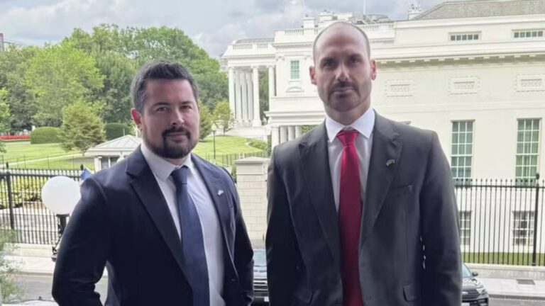 eduardo-bolsonaro-esteve-em-washington-pouco-antes-da-retirada-do-visto-da-embaixadora-integrantes-do-grupo-politico-de-eduardo-bolsonaro-comemoraram-a-iniciativa-do-governo-trump-foto-reproducao-x-tvt-news