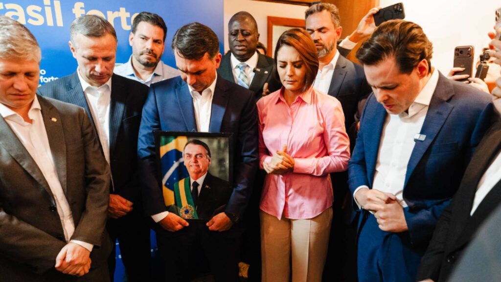 plano-de-flavio-bolsonaro-preve-bolsa-familia-temporario-e-reducao-da-protecao-social-ideia-e-apresentada-como-uma-estrategia-para-superar-a-dependencia-do-estado-foto-vittor-sales-divulgacao-tvt-news
