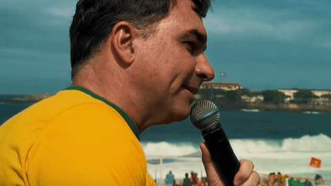 flavio-bolsonaro-reune-publico-menor-que-o-de-jair-bolsonaro-em-atos-em-copcana-flavio-bolsonaro-em-lancamento-da-campanha-eleitoral-tvt-news