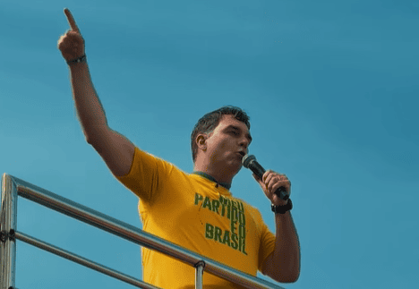 flavio-bolsonaro-reune-publico-menor-que-o-de-jair-bolsonaro-em-atos-em-copcana-flavio-bolsonaro-em-lancamento-da-campanha-eleitoral-tvt-news