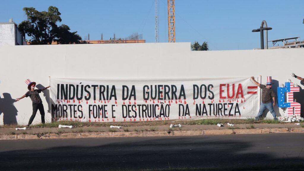 mst-e-levante-protestam-em-frente-a-embaixada-dos-eua-em-brasilia-protesto-da-juventude-do-mst-e-levante-nesta-quinta-feira-13-em-frente-a-embaixada-dos-eua-em-brasilia-foto-divulgacao-tvt-news